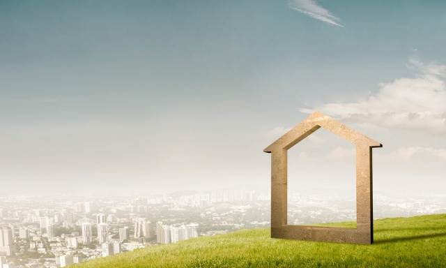 丘の上にある木枠で作られた家の模型