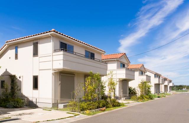 建ち並ぶ茶色の屋根の家