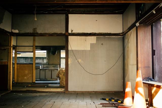 ぼろぼろになった空き家