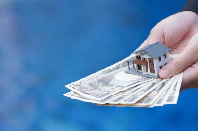 紙幣と家の模型